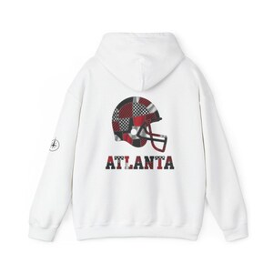 Sudadera con capucha y casco de retazos de fútbol americano de Atlanta, sudadera para el día del partido, regalo para el aficionado imagen 5