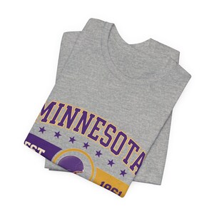 Koszulka z herbem Minnesota Vikings Vintage | Grafika kibica futbolu | Koszulka unisex zdjęcie 4