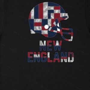ニューイングランド パッチワーク ヘルメット フットボールシャツ、レトロ ゲームデー Tシャツ、ユニセックス ファンアパレル、スポーツギフト 画像 8