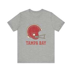 Camiseta de Tampa Bay para el día del partido, camiseta vintage de aficionado al fútbol americano con casco universitario, camiseta deportiva de estilo vintage. imagen 3