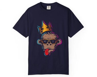 Neon gekrönter Affe mit herausgestreckter Zunge T-Shirt | Bunte Streetwear Grafik