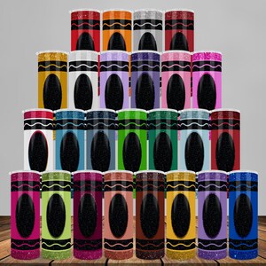 Peut inclure: Une collection de gobelets sur le thème des crayons de couleur. Chaque gobelet présente une palette de couleurs vives, des accents de paillettes et un motif ovale noir, ressemblant à un crayon. Les gobelets sont disposés en gradins, présentant une variété de teintes.