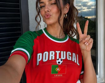 Camiseta retro de fútbol de Portugal – Camiseta de fútbol roja y verde – Camiseta gráfica de seguidor de Portugal – Regalo deportivo de orgullo nacional portugués