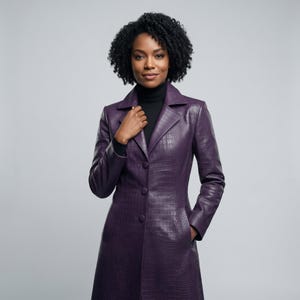 Cappotto lungo da donna in pelle viola con stampa coccodrillo, trench aderente con stampa alligatore, cappotto di tendenza in vera pelle fatto a mano