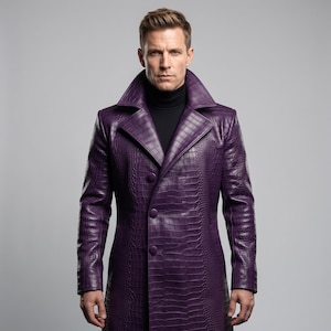Può includere: Un cappotto lungo viola con un motivo testurizzato in pelle di coccodrillo, un ampio colletto dentellato e tre grandi bottoni abbinati sul davanti. Il cappotto è indossato sopra un maglione a collo alto nero, creando un aspetto strutturato e stratificato.