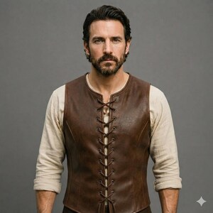 Peut inclure: Un gilet en cuir marron doté d'un laçage frontal avec des œillets métalliques, porté sur une chemise beige à manches longues. Le gilet présente une texture lisse et une coupe ajustée, superposé sur une chemise unie aux manches retroussées.