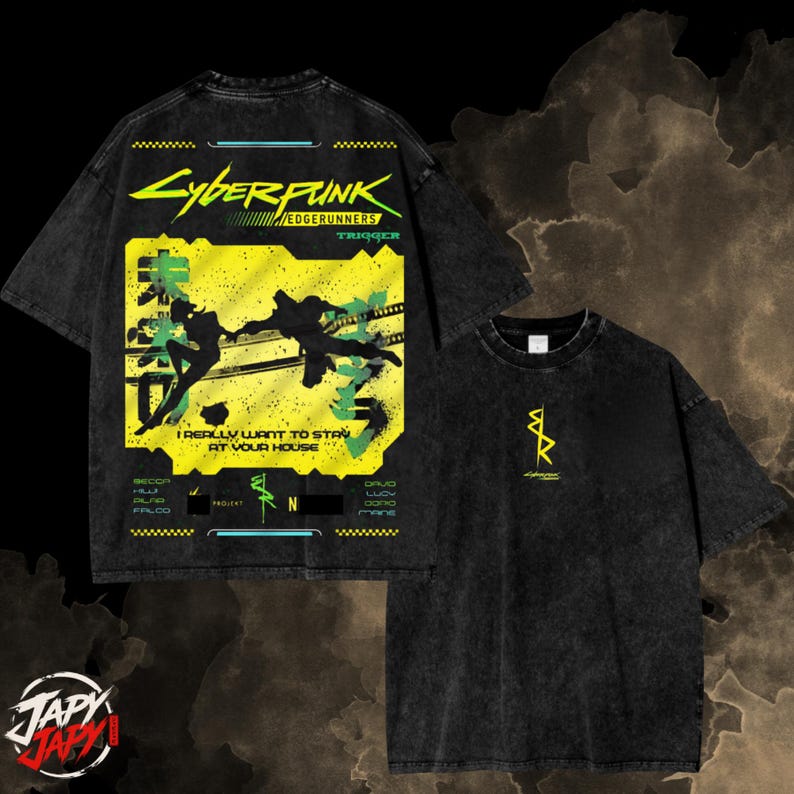Op de afbeelding: Een zwart acid-wash t-shirt met een grote gele afbeelding op de achterkant met de tekst Cyberpunk Edgerunners, I Really Want To Stay At Your House, en silhouetten van personages. De voorkant heeft een klein geel logo op de borst.