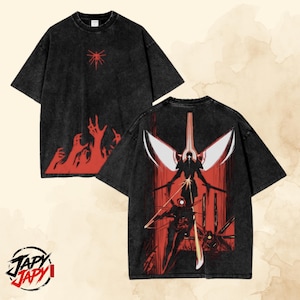 Puede incluir: Camiseta negra con un diseño gráfico rojo. La parte delantera presenta un símbolo rojo y llamas, mientras que la parte trasera muestra una ilustración detallada de una figura con alas y una espada. La camiseta tiene un lavado vintage.