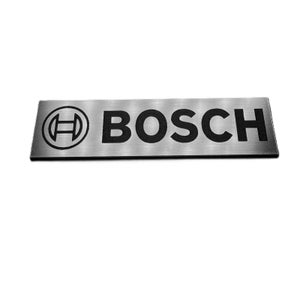 Puede incluir: Un letrero metálico rectangular con acabado plateado cepillado. El letrero presenta la palabra "BOSCH" en letras negras en negrita, con el logotipo de Bosch en el lado izquierdo. El logotipo es un círculo negro con una "H" estilizada en su interior.