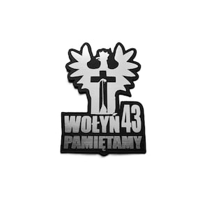 Op de afbeelding: Een rechthoekige patch met een zwarte rand en een zilveren metallic afwerking. Het ontwerp toont een gestileerd adelaarsilhouet met een centraal kruis en zwaard. Daaronder staat de tekst WOŁYŃ 43 PAMIĘTAMY in dikke blokletters.