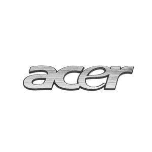 Könnte beinhalten: Ein metallisch silbernes Acer-Logo-Emblem mit gebürsteter Texturoberfläche. Die Buchstaben sind kleingeschrieben, in einer stilisierten Schriftart verbunden und weisen ein horizontales Maserungsmuster auf der Metalloberfläche vor einem schlichten Hintergrund auf.