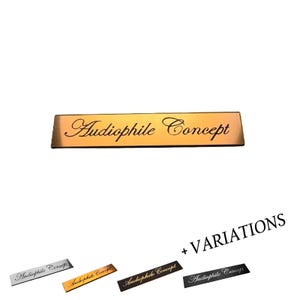 Puede incluir: Una placa metálica rectangular con acabado en cobre cepillado que presenta el texto Audiophile Concept en una tipografía cursiva negra. Debajo, se muestran cuatro variaciones más pequeñas en plata, cobre, bronce y negro con el mismo texto.