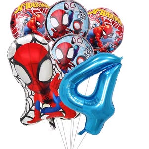 Op de afbeelding: Een set folieballonnen met Spider-Man-afbeeldingen, inclusief twee ronde ballonnen met de tekst "Spider-Man", twee ronde ballonnen met de tekst "Go Webs Go!", &eacute;&eacute;n grote Spider-Man-vormige ballon en &eacute;&eacute;n grote blauwe cijferballon 4.