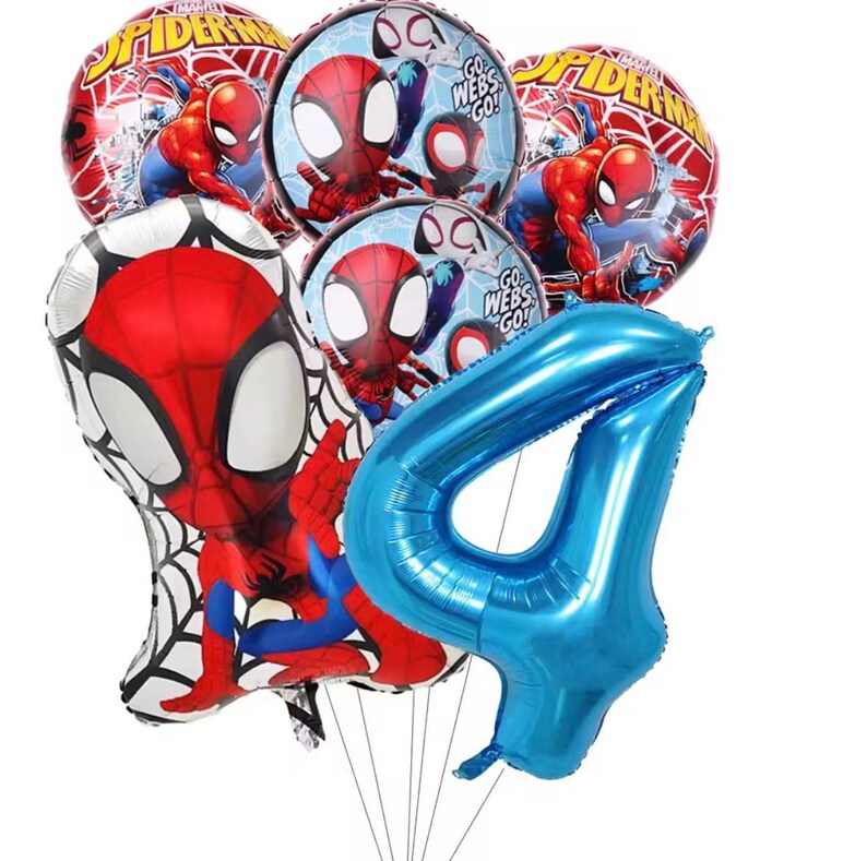 Op de afbeelding: Een set folieballonnen met Spider-Man-afbeeldingen, inclusief twee ronde ballonnen met de tekst "Spider-Man", twee ronde ballonnen met de tekst "Go Webs Go!", &eacute;&eacute;n grote Spider-Man-vormige ballon en &eacute;&eacute;n grote blauwe cijferballon 4.