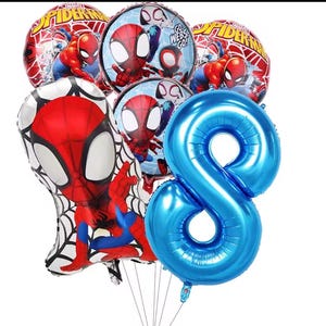 Op de afbeelding: Een set folieballonnen met Spider-Man-afbeeldingen, inclusief twee ronde ballonnen met de tekst "Spider-Man" en "Go Webs Go", twee kleinere ronde Spider-Man-ballonnen, &eacute;&eacute;n grote Spider-Man-vormige ballon en &eacute;&eacute;n grote blauwe cijfer 8 ballon.