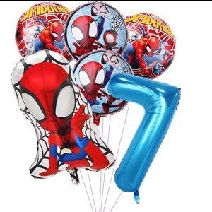 Op de afbeelding: Een set folieballonnen met Spider-Man-afbeeldingen, inclusief twee ronde ballonnen met de tekst Spider-Man, twee ronde ballonnen met de tekst Go Webs Go, &eacute;&eacute;n grote Spider-Man-vormige ballon en &eacute;&eacute;n grote metallic blauwe cijfer zeven ballon.