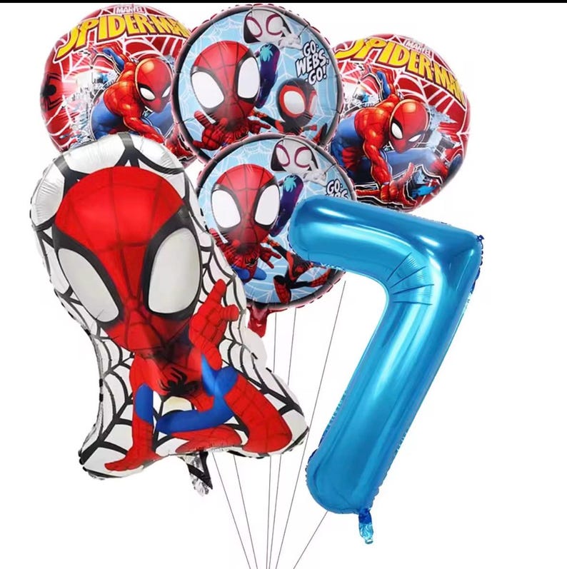 Op de afbeelding: Een set folieballonnen met Spider-Man-afbeeldingen, inclusief twee ronde ballonnen met de tekst Spider-Man, twee ronde ballonnen met de tekst Go Webs Go, &eacute;&eacute;n grote Spider-Man-vormige ballon en &eacute;&eacute;n grote metallic blauwe cijfer zeven ballon.