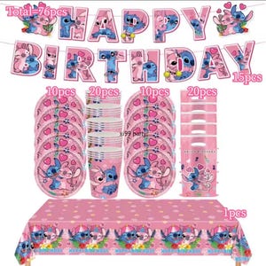 Può includere: Un set di articoli per feste con i personaggi Stitch e Angel in rosa e blu. Include uno striscione Happy Birthday, 10 piatti, 20 bicchieri, 10 piatti, 20 sacchetti regalo e una tovaglia. Gli articoli mostrano grafiche dei personaggi e cuori.