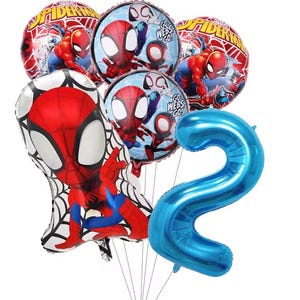Op de afbeelding: Een set folieballonnen met Spider-Man-figuren in rood en blauw, inclusief twee ronde ballonnen met de tekst Go Webs Go, twee ronde Spider-Man-logoballonnen, &eacute;&eacute;n grote Spider-Man-vormige ballon en een blauwe ballon in de vorm van het cijfer twee.