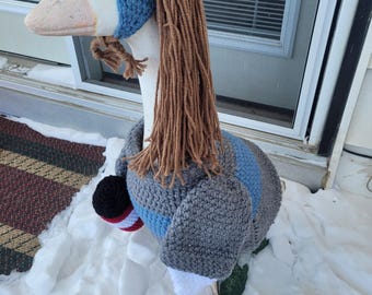 Suéter acogedor con cabello desordenado, vestido de crochet para porche