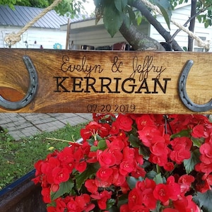 Wedding horse shoe sign gift/ personalized handpainted wedding gift/lucky married wedding sign/ newly wed horseshoe sign / new couple gift