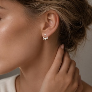 Pendientes tipo chaqueta dorados, delicados pendientes de botón en forma de abanico con circonitas cúbicas para mujer, joyería minimalista brillante, regalo elegante para el día a día.