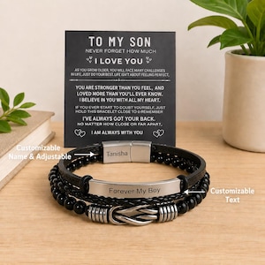 Peut inclure: Ensemble de bracelets en cuir noir avec une barre en acier inoxydable gravée "Forever My Boy". L'ensemble comprend une carte avec le texte "To My Son" et un message. Le bracelet est personnalisable.