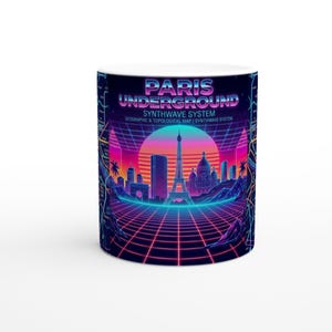 Op de afbeelding: Een witte keramische mok met een levendige synthwave-stijl afbeelding van de skyline van Parijs, inclusief de Eiffeltoren, met een neongrid, een grote roze zon en de tekst PARIS UNDERGROUND SYNTHWAVE SYSTEM GEOGRAPHIC & TOPOLOGICAL MAP.