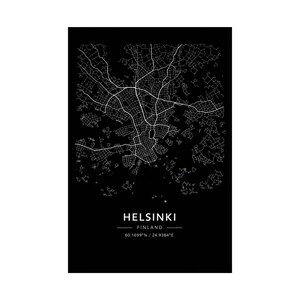 Op de afbeelding: Een minimalistische zwart-wit print met een gedetailleerde kaart van Helsinki, Finland. Het wegennet van de stad is weergegeven in wit tegen een zwarte achtergrond. De naam van de stad, het land en de coördinaten worden in witte tekst weergegeven.