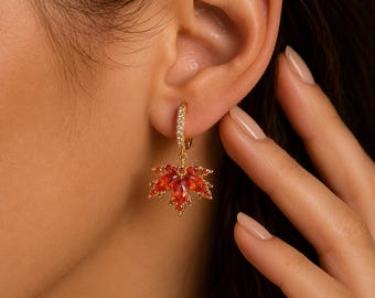Ohrringe mit Ahornblattmotiv, Ohrringe mit rot-orangenen Kristalltropfen, goldene Creolen, Herbstschmuck, Geschenkidee zum Erntedankfest für Frauen
