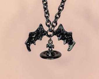 Halskette mit Fledermausflügel-Anhänger | Inspiriert von NANA | Saturn-Anhänger in Gunmetal-Schwarz | Gothic-Punk-Schmuckgeschenk (Y2K)