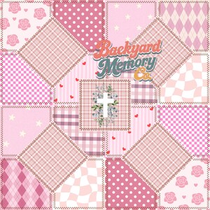 Pode incluir: Um design de patchwork em tons de rosa, com vários padrões como bolinhas, xadrez vichy e estampas florais. O design inclui um quadrado central com uma cruz branca e o texto "Backyard Memory Co."