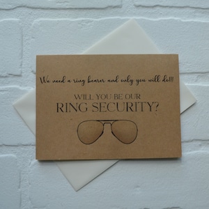 Vuoi essere il nostro portatore di anello di sicurezza, la proposta di matrimonio, l'invito per la festa nuziale, gli occhiali da sole da aviatore, le carte per i testimoni junior,