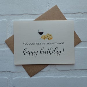 Je wordt alleen maar beter naarmate je ouder wordt. HAPPY BIRTHDAY-kaart | kaas- en wijncadeau | belangrijkste druk | verjaardagscadeaus | grappige woordspeling | 30e 40e 50e 60e kaarten