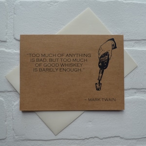 Carte de voeux de citation de whisky de MARK TWAIN | trop de chose est une mauvaise citation | citation célèbre | cartes pour buveur de bourbon | cadeaux alcoolisés | barre