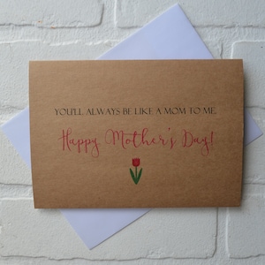 Może przedstawiać: Brązowa kartka z tekstem "You'll always be like a mom to me. Happy Mother's Day!" w czerwonych literach. Pod tekstem znajduje się czerwony tulipan z zieloną łodygą i liśćmi.