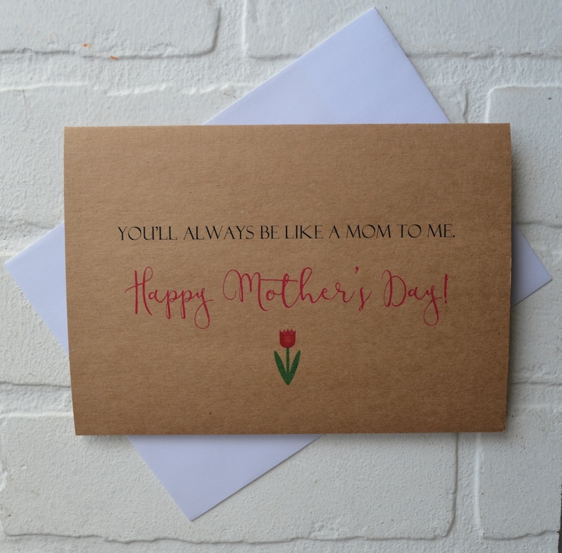 Może przedstawiać: Brązowa kartka z tekstem "You'll always be like a mom to me. Happy Mother's Day!" w czerwonych literach. Pod tekstem znajduje się czerwony tulipan z zieloną łodygą i liśćmi.