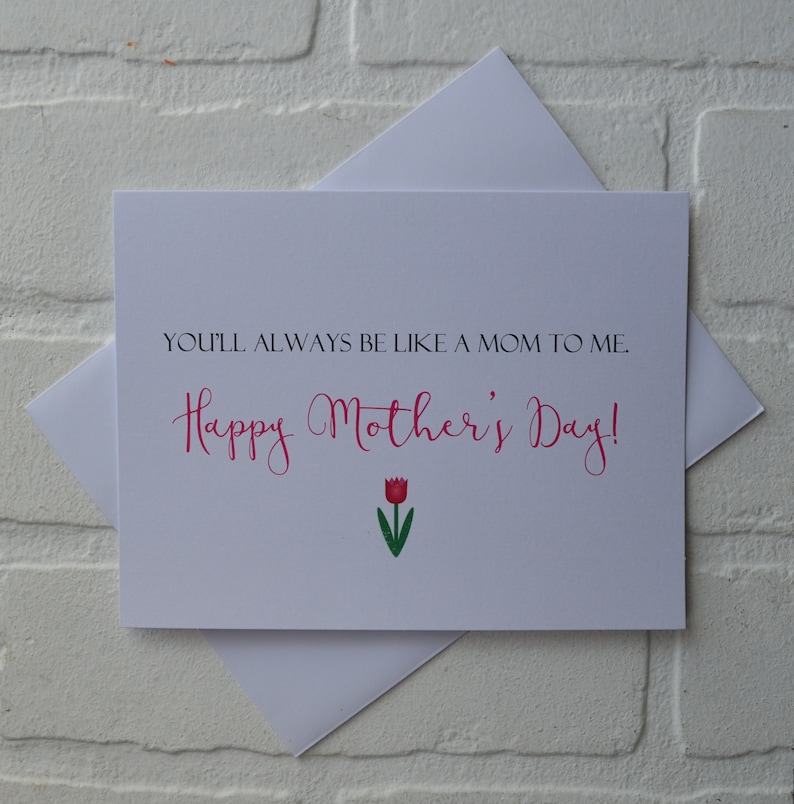Może przedstawiać: Biała kartka z tekstem "You'll always be like a mom to me. Happy Mother's Day!" w r&oacute;żowym, ozdobnym piśmie. Pod tekstem znajduje się czerwony tulipan z zieloną łodygą.