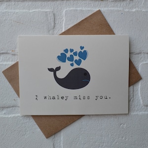 Whaley vous manquez carte de jeu de mots | simplement parce que cartes de vœux | baies | tu me manques | je pense à vous | brebis, amie, plage, océan