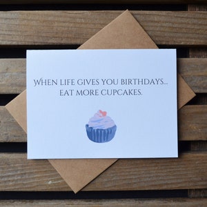Quand la vie vous donne des ANNIVERSAIRES, mangez plus de PETITS GÂTEAUX carte de joyeux anniversaire | cartes d'anniversaire | gâteau | cadeaux hbd | 20 30 40 50 60 70