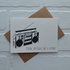 OLDIE MAS um cartão de aniversário engraçado de GOODIE de <br> Entrega Rápida? caixa de som | bday feliz cartão comemorativo | 30º 40º 50º 60º 70º | amante da música | rádio | presentes para bebês dos anos 80 e 90