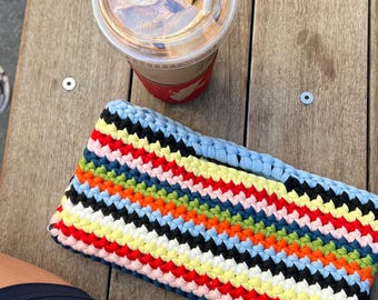 VORBESTELLUNG: Handgemachte Gestreifte Häkel-Clutch