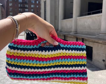 Bolso de mano de ganchillo a rayas hecho a mano