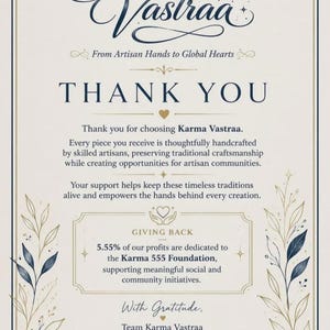 Pode incluir: Um cart&atilde;o de agradecimento retangular com fundo creme, texto em azul-marinho e dourado e ilustra&ccedil;&otilde;es bot&acirc;nicas. O texto diz Karma Vastraa, From Artisan Hands to Global Hearts, THANK YOU, e detalhes sobre a Karma 555 Foundation.