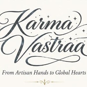 Pode incluir: Um gr&aacute;fico retangular de cor creme com o texto caligr&aacute;fico cinza escuro Karma Vastraa, acentuado com pequenas estrelas e floreios. Abaixo do texto principal, a frase From Artisan Hands to Global Hearts est&aacute; impressa em fonte menor.