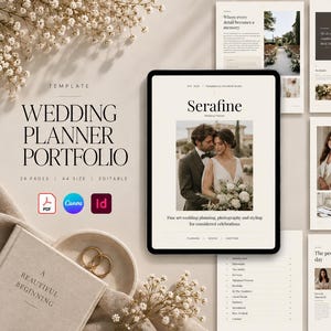 Könnte beinhalten: Eine digitale Hochzeitsplaner-Portfolio-Vorlage auf einem Tablet-Bildschirm, umgeben von mehreren gedruckten Seitenlayouts mit Text, Fotografie und Designelementen. Das Layout enthält Abschnitte für Hochzeitsabläufe, Zeitpläne und Teamprofile.