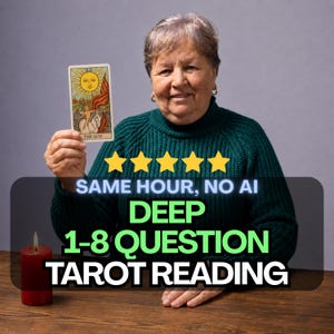 Op de afbeelding: Een tarotkaart met de afbeelding van De Zon, met tekstoverlay SAME HOUR, NO AI DEEP 1-8 QUESTION TAROT READING en vijf gele sterren. Een rode kaars staat op een houten oppervlak, met een donkergroene gebreide trui zichtbaar.