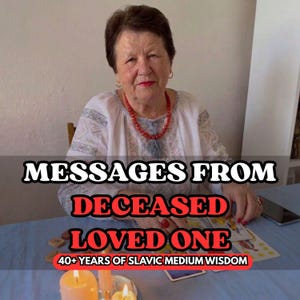 Op de afbeelding: Een persoon in een witte geborduurde blouse met een rode kralenketting zit aan een tafel met tarotkaarten en kaarsen. De tekst luidt: MESSAGES FROM DECEASED LOVED ONE 40+ YEARS OF SLAVIC MEDIUM WISDOM. De tafel is bedekt met een lichtblauw kleed.