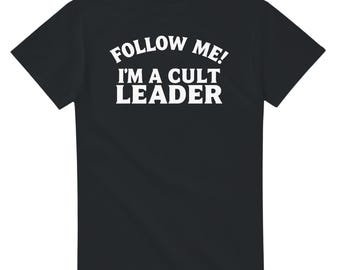 Sígueme, soy un líder de culto. Camiseta divertida con texto en negrita y humor negro sarcástico.
