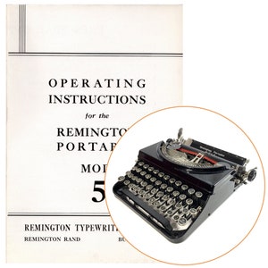 Puede incluir: Máquina de escribir Remington Portable modelo 5 negra con una palanca de retorno de carro roja. La máquina de escribir está sobre un fondo blanco con una página de instrucciones de funcionamiento para la Remington Portable modelo 5.